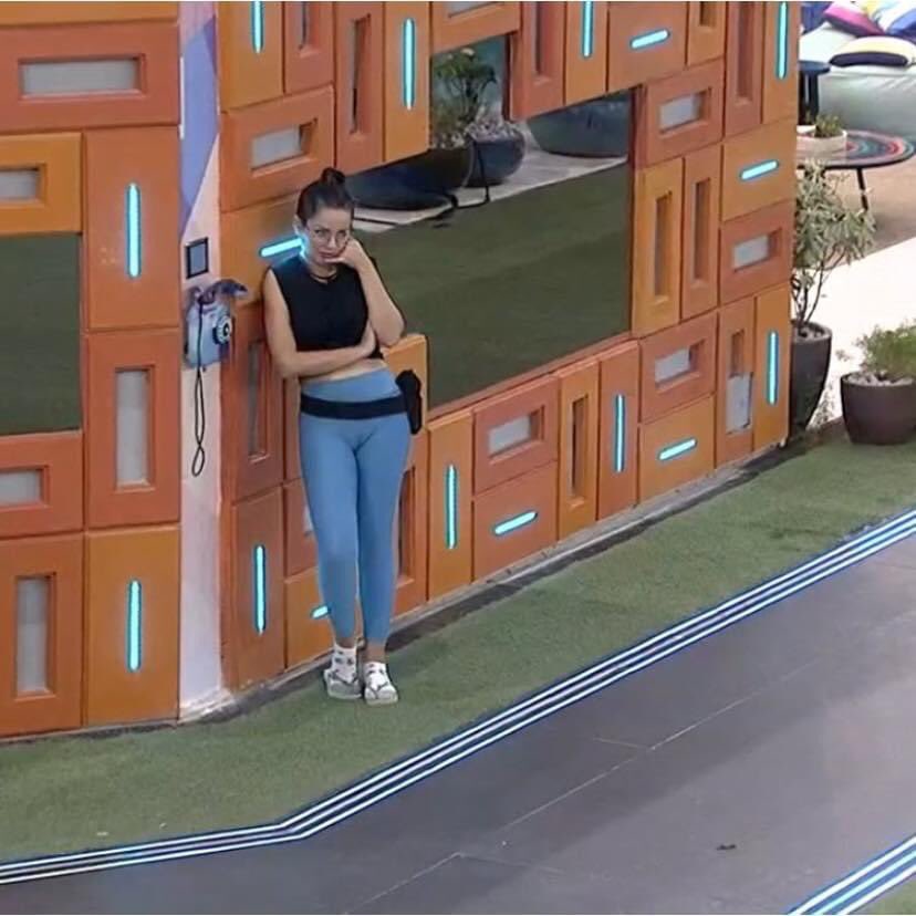 reholive's tweet image. A Juliette tá fazendo plantão no big fone pra tentar se livrar do paredão , porque sabe que ninguém imunizaria ela!  #BBB21