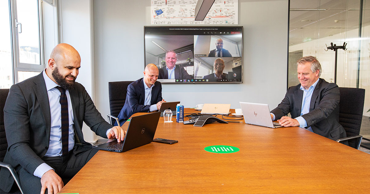 Sogeti_NL's tweet photo. 🤝  Gemeente Amsterdam en Sogeti slaan handen ineen voor ontwikkeling en implementatie van een duurzame digitale werkplek!

Dankzij de Smart Workspace kunnen de 19.000 medewerkers altijd en overal op een efficiënte manier samenwerken.

↪️ Meer weten? https://t.co/7Bd6IuSgvD https://t.co/XQL45jaM8G