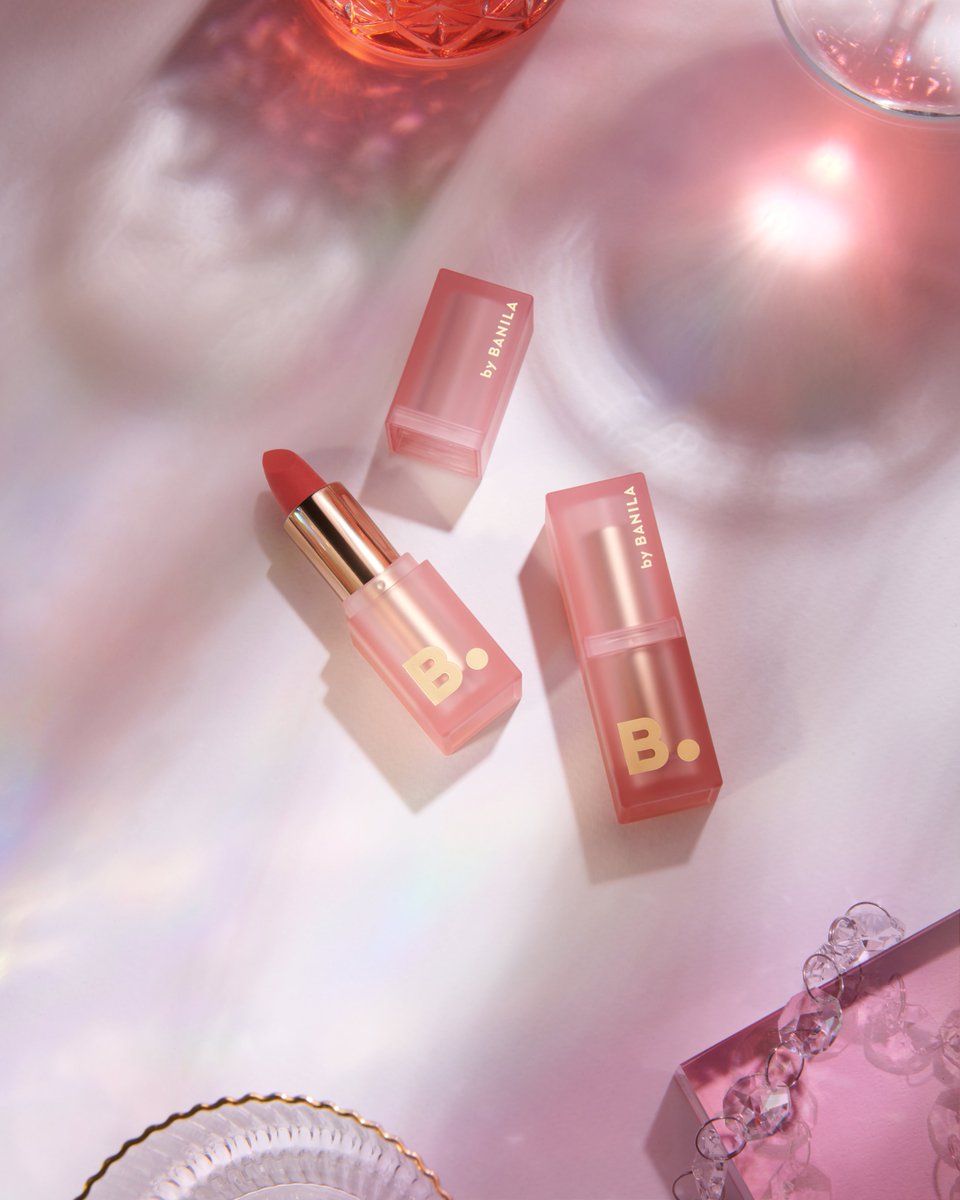 Introducing to you our brand-new Velvet Veil Blurred Lipstick ❣️

The light and delicate texture of the lipstick is applied with a layer that is as thin as a veil!