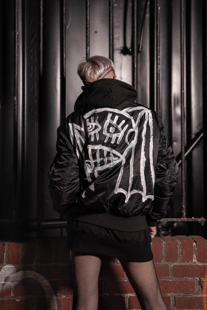 Skull-bat bomber jacket - One off #002 ⁠
⁠
photo by @gabrieleboiphotography ⁠
with @hexe_necron⁠
⁠
⁠Check this and many more one offs 

@ hydefastlondon.com/shop/exclusive…

#hydefast #handpainted #handmade #freestyledrawing #oneoff #oneofakind #upcycled #uniquepiece #onlyone
