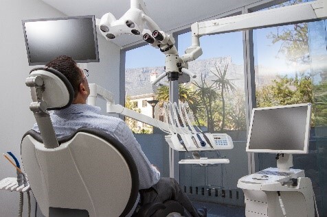 LeicaMicro's tweet photo. In South Africa, patients of Ratan &amp; Singh Dental Studio in Cape Town can enjoy dental treatment with a view! 
We love this picture of the LeicaM320 dental microscope &amp; the famous Table Mountain,a natural world wonder. 
Learn more about Leica 🦷 solutions: https://t.co/9AlB8lmvgX https://t.co/ByaLwC02FM