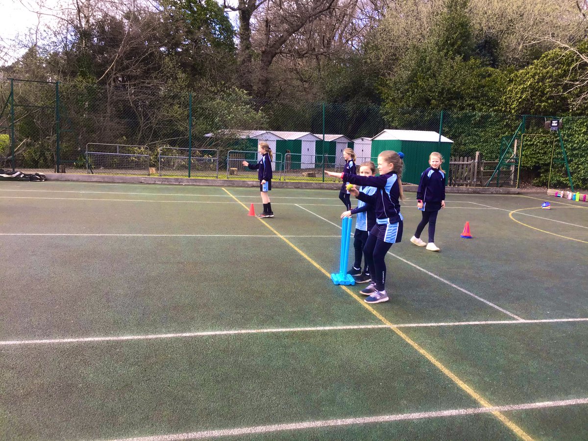 CFS_Sport's tweet photo. Some more action shots from Year 3&amp;4 PE yesterday 🏏 #inspiringminds #CFSY3 #CFSY4 https://t.co/UlSEd5w0Bz