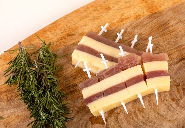 ficolume's tweet photo. Por fin es viernes y hace un día precioso, perfecto para disfrutar de un buen aperitivo al aire libre... y qué mejor que unas banderillas de atún y queso Ficolumé. ¡Cuidado, que son adictivas! 😉🔝
#ficolumé #historiadeunatradición https://t.co/5DZ7aMTFEu