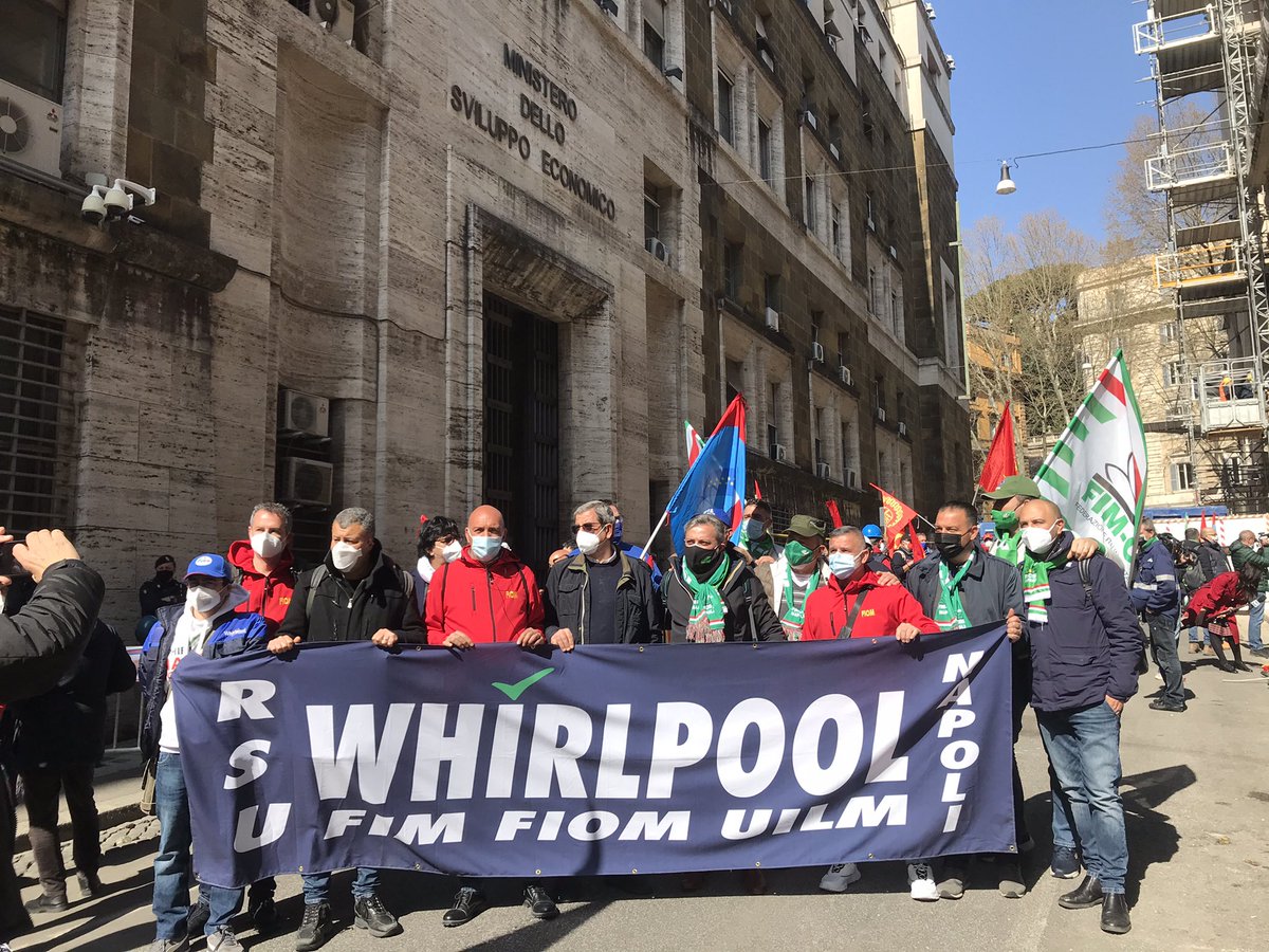 FIMCislStampa's tweet photo. #crisi 52 tavoli nazionali solo per il settore #Metalmeccanico oggi circa 100 lavoratrici e lavoratori,  nonostante una Roma in zona rossa, da tutt’Italia sono in presidio sotto il MiSE per dare la sveglia al governo @MISE_GOV https://t.co/6km0fzeeGC