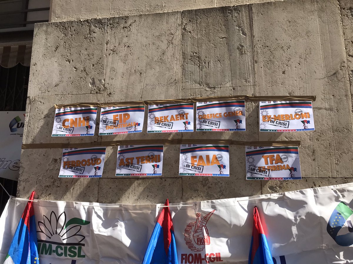 FIMCislStampa's tweet photo. #crisi 52 tavoli nazionali solo per il settore #Metalmeccanico oggi circa 100 lavoratrici e lavoratori,  nonostante una Roma in zona rossa, da tutt’Italia sono in presidio sotto il MiSE per dare la sveglia al governo @MISE_GOV https://t.co/6km0fzeeGC