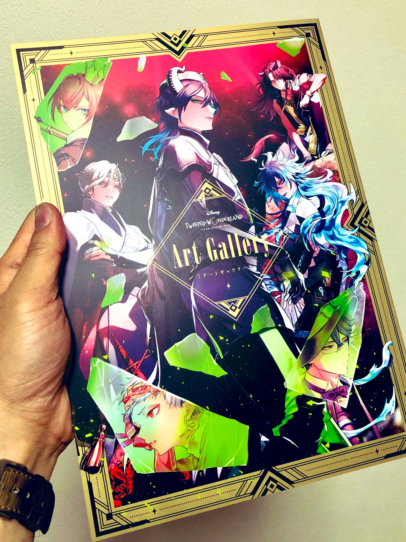 クマ ツイステ アートギャラリー 見本誌いただいた 今をときめくイラストレーターさんたちがツイステ を描いた大判のイラスト集 友達とファミレスで雑談する時出る妄想オールスター絵師が本当に参加している みたいな豪華執筆陣 明日3月27