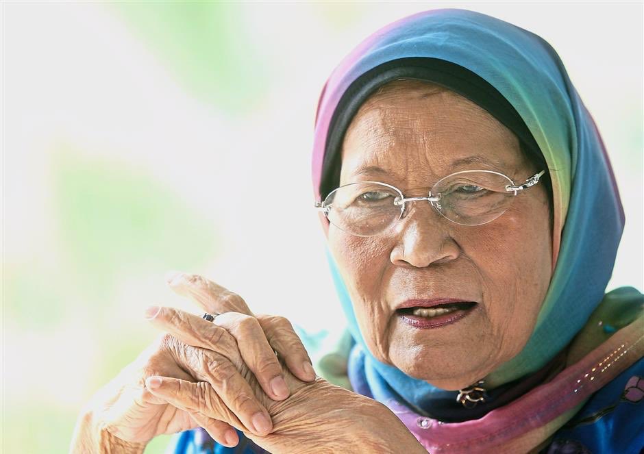 Celebrating #NHSMuslimWomen. For over 30 years in the NHS I have seen dignity in adversity. Since early childhood I recall many  an inspiring ‘Makcik’ (Aunty).👇🏾 my late father’s mentor, also his dear friend to the end of his life. Tan Sri Dr Asiah Abu Samah.#MuslimWomensDay