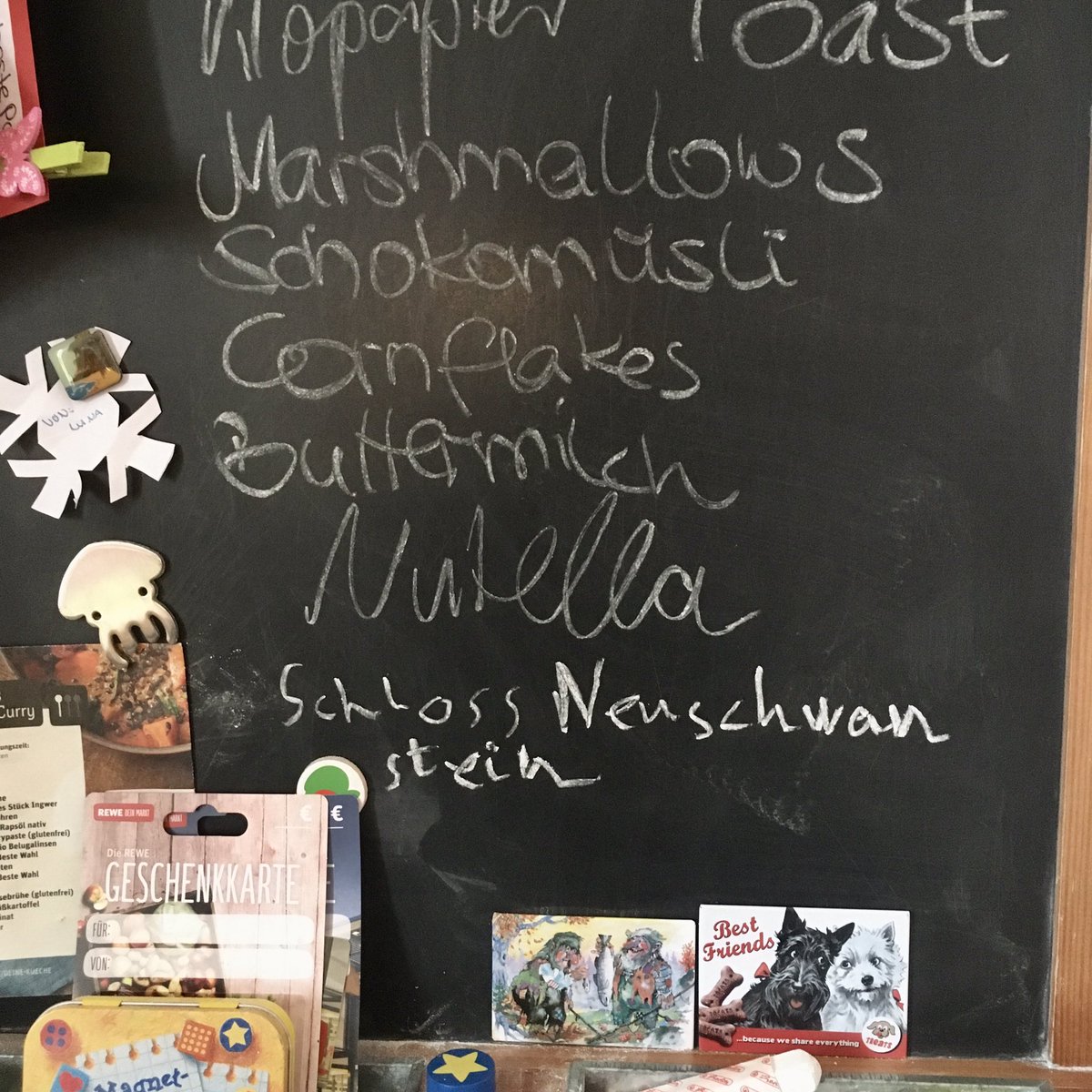 heksegryte's tweet photo. Seit Kind 1 schreiben kann, ergänzt es unsere #Einkaufsliste  immer wieder um eigene Wünsche. Ob König Ludwig II mir beim Kaufpreis wohl ein bisschen entgegenkommt?? 🤔

#kindermund #neuschwanstein https://t.co/c4uJSyAOvp