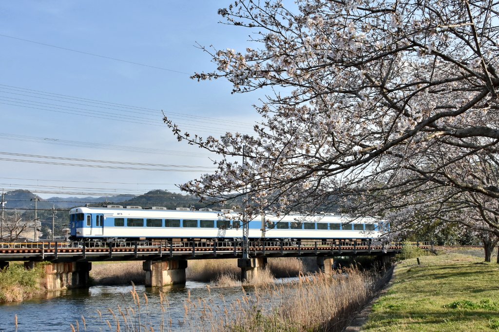 UL21_next21621's tweet photo. 3/26 (金)
7505レ 名張行き
15200系 PN09
赤目口(滝川)のさくら🌸は
少し早い(3分咲程)ですね。
すいません再投稿になります。
#あおぞらll
#PN09
#近鉄
三本松 ~ 赤目口 https://t.co/owYwjaCPqZ