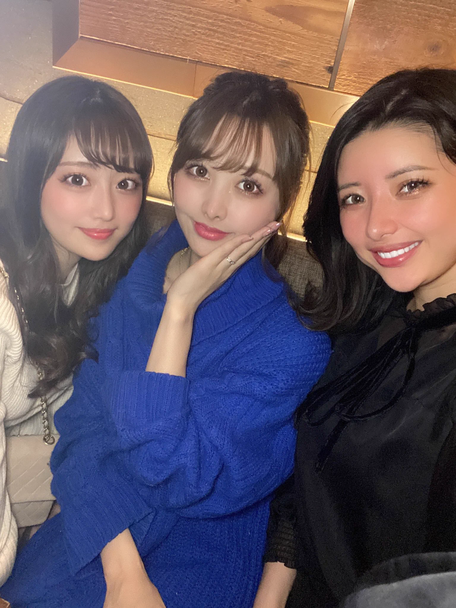 「Remini」このアプリがあればくらいところで撮った写真もきれいに変えてくれるよ！
