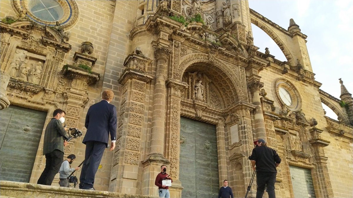 #Jerez protagonista en ‘Andalucía en Semana Santa’, programa presentado por Enrique Romero. 
Espectaculares imágenes en la #Catedral en homenaje a la Hermandad del Cristo de la Viga.
🗓️Domingo de Ramos
⏲️21.30 h. 
👉🏼CanalSur
#Jerez #LaViga75Años #JerezFilmOffice #AndaluciaSSanta4