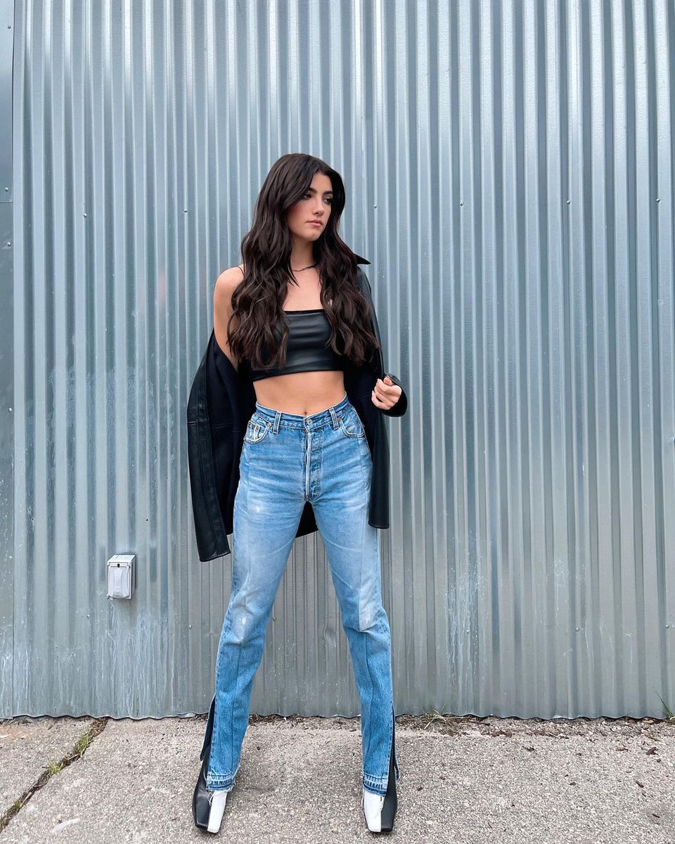 charliarchiv's tweet photo. charli is a goddess 
@charlidamelio https://t.co/Y6Pof3xkLb