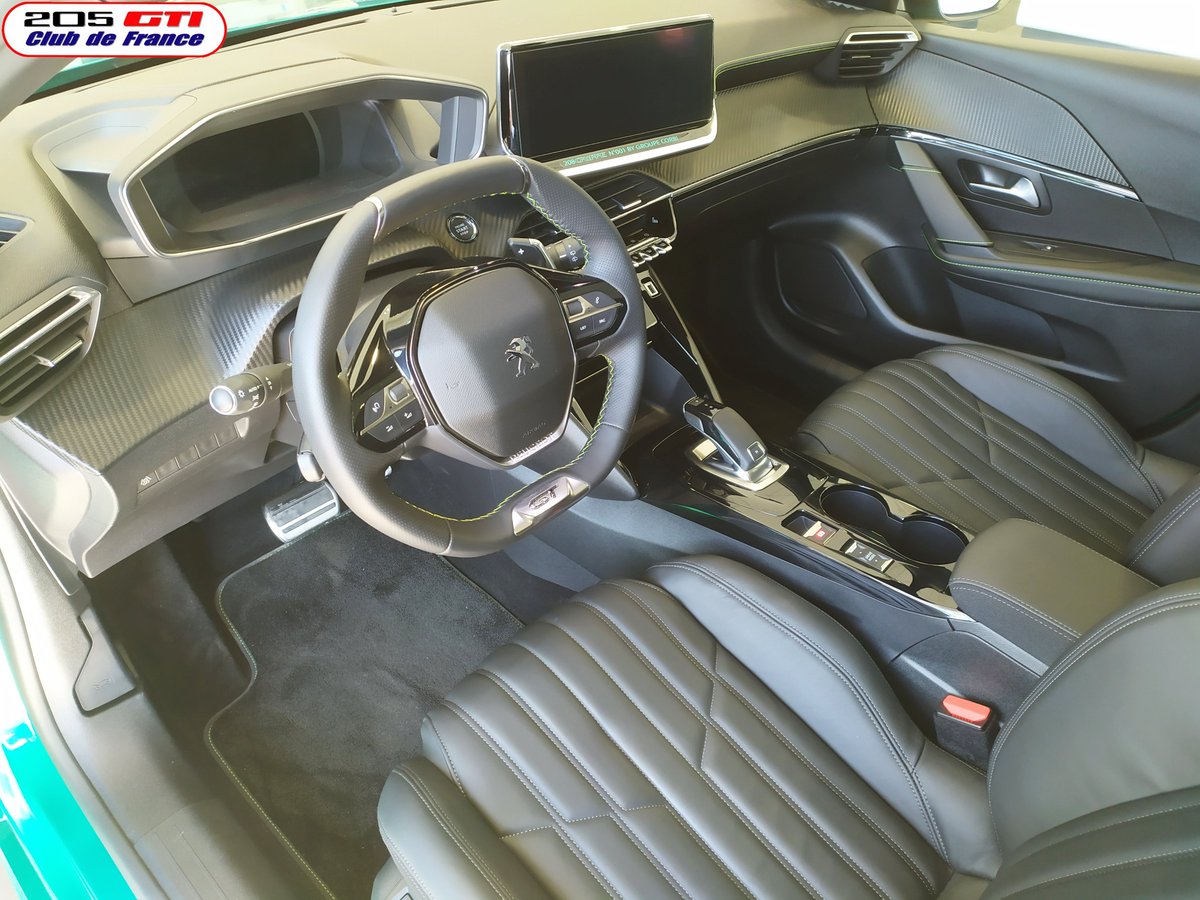 205gticdf's tweet photo. Le 20 mars dernier la concession @PeugeotFR Corbi à Montendre en Charente-Maritime nous dévoilait sa jolie 208 GT Line en version Griffe. 
Celle-ci sera bientôt proposée en tombola, restez connecté! 😊

#208griffe #vertfluorite #208gtline #205gti #205griffe https://t.co/RPVKrHQaay