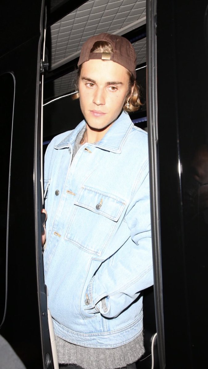 bizzleslust's tweet image. WHY IS HE SO HOT