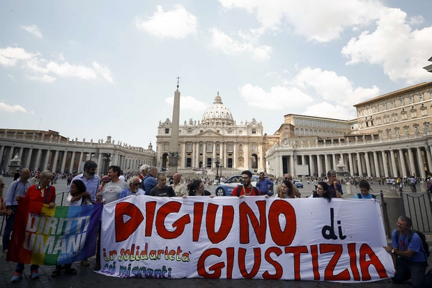 Mccj_Comboniani's tweet photo. Oggi, 26 marzo, alle ore 12: Lancio online dell’iniziativa “Fame e sete di giustizia”, digiuno di solidarietà con i migranti https://t.co/ZBcCIcOsRw https://t.co/VE6Y4z7YF4