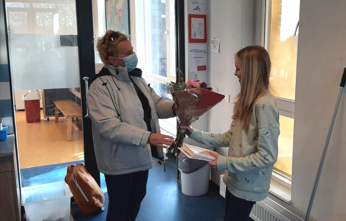 Vanochtend bloemen en prijzen overhandigd aan de nieuwe voorleeskampioen van Eemland:
Ella van Beest van de Caeciliaschool uit Amersfoort.
<a href="/BiebEemland/">Bibliotheek Eemland</a>
