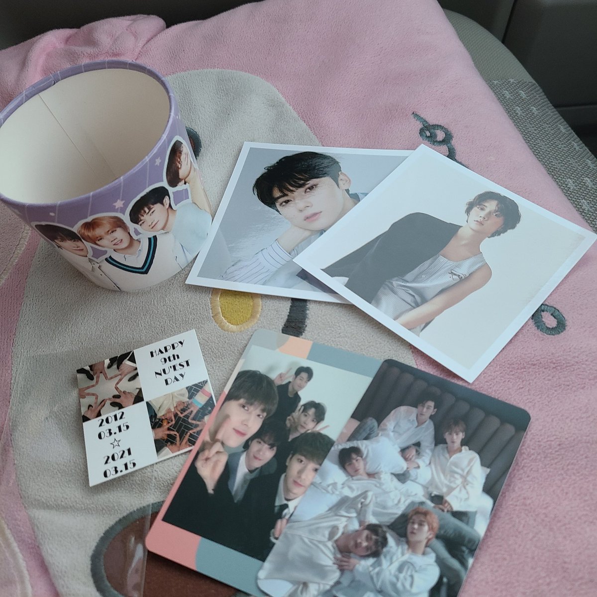 ny_yoongi_7's tweet photo. @NUEST9THDAY 様
この度は郵送販売ありがとうございます！このカプホ素敵でお店に行ったのですが、直前で配布終了してしまって😭
嬉しかったです♥
本日無事に届きました(*´ω｀*)
ランダムフォトがまさかの推しでした(笑)ダブルで嬉しかったです✩.*˚
続く⇩ https://t.co/WPNMQAh05K