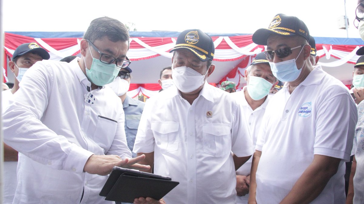 bppsdm_kp's tweet photo. #SobatBahari ,Menteri @kkpgoid @saktitrenggono didampingi Ka. #BRSDM @sjariefwidjaja Ses BRSDM @kusdiantoro77 Ka. @pusriskel @in_radiarta perkenalkan aplikasi Laut Nusantara kepada masyarakat di Kampung Nelayan Maju, Desa Suak Gual, Belitung, Jumat (26/3). #KKPRebound https://t.co/aP2WBAF8ci