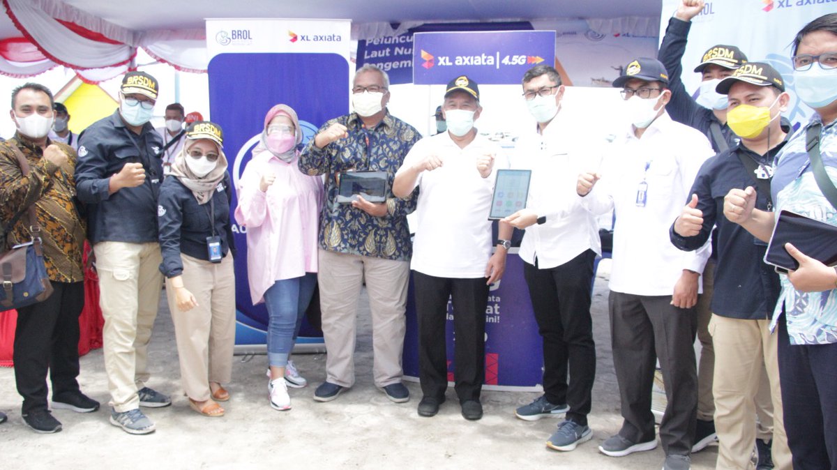 bppsdm_kp's tweet photo. #SobatBahari ,Menteri @kkpgoid @saktitrenggono didampingi Ka. #BRSDM @sjariefwidjaja Ses BRSDM @kusdiantoro77 Ka. @pusriskel @in_radiarta perkenalkan aplikasi Laut Nusantara kepada masyarakat di Kampung Nelayan Maju, Desa Suak Gual, Belitung, Jumat (26/3). #KKPRebound https://t.co/aP2WBAF8ci