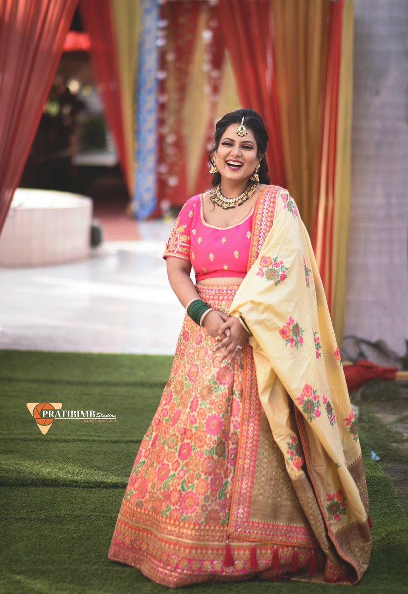 Pratibimbstudio's tweet photo. Happiness &amp; confidence are the prettiest things you can wear on your wedding day.❤️💚

#preweddingshoot #bridesmaids #weddingphotographer #bridal #smile #bridetobe #ringceremony #indianwedding #engaged #fashion #engagement 💍 #wedding @shaadisaga @wedmegood #Pratibimb_studios https://t.co/45rxFN7xaz