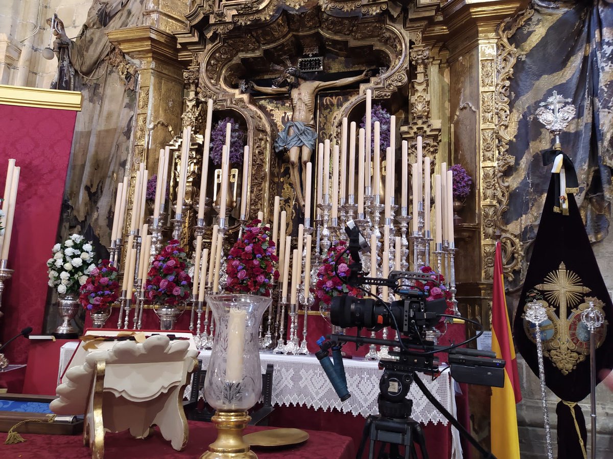 #Jerez protagonista en ‘Andalucía en Semana Santa’, programa presentado por Enrique Romero. 
Espectaculares imágenes en la #Catedral en homenaje a la Hermandad del Cristo de la Viga.
🗓️Domingo de Ramos
⏲️21.30 h. 
👉🏼CanalSur
#Jerez #LaViga75Años #JerezFilmOffice #AndaluciaSSanta4