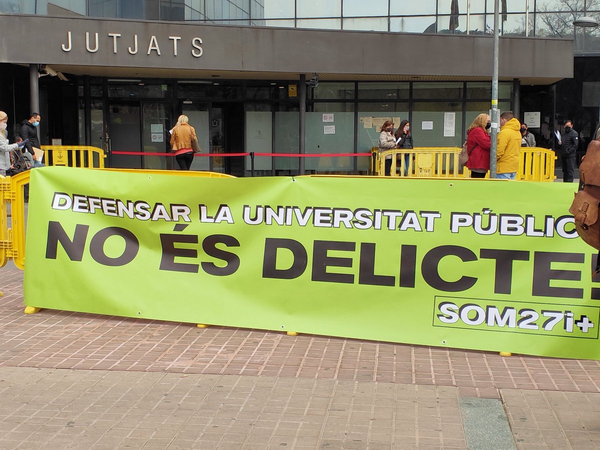 📣 Ens trobem als jutjats de Sabadell mostrant el nostre suport als companys de <a href="/Som27iMes/">#Som27iMés</a>.

✊🏻 #VaValdreLaPena lluitar i defensar la universitat pública. No és cap delicte!