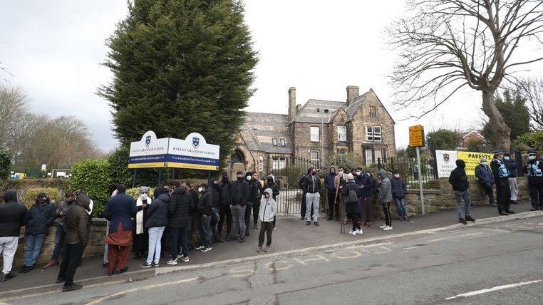 jeffd1214's tweet photo. Pathetic! Intimidation and breaking COVID rules surely? Get a life!  Batley Grammar School: More people gather over Mohammed image row, as housing minister Robert Jenrick 'disturbed' by protest
https://t.co/jAmhaNpKAf https://t.co/M3qwoR55uR