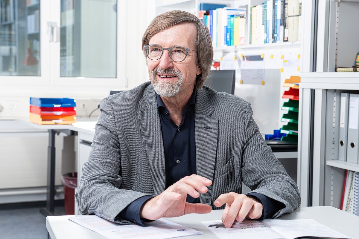 tuBraunschweig's tweet photo. Prof. Petr Novák baut @InES_TUBS eine Forschungsgruppe im Bereich der #Batterie|charakterisierung und -degradation auf. Über die größten Herausforderungen in der #Batterieforschung berichtet er im Interview ➡️https://t.co/xpEGUTVNBM #tubraunschweig #mobility #BatteryLabFactory https://t.co/yh2L0GIFbY