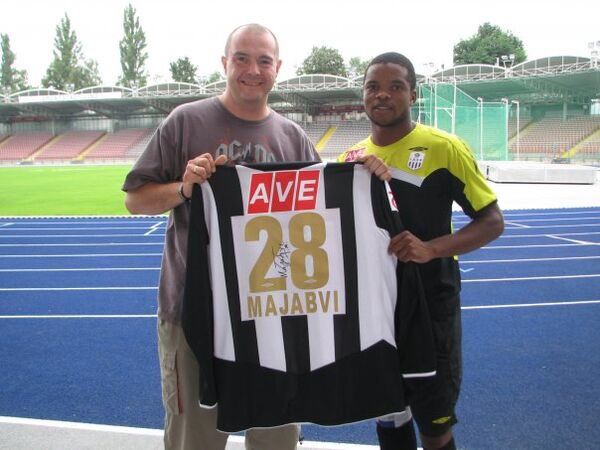zim_football's tweet photo. 🇿🇼🥳
Happy birthday to former Dynamos , LASK, Simba SC and Zimbabwe midfielder Justice Majabvi, who turns 37 today. 🎂

#HappyBirthday #Majabvi #hbd #dynamos #NguvuMoja #Zimbabwe #warriors #bundesliga #zimfootball https://t.co/EP4vnmSktX