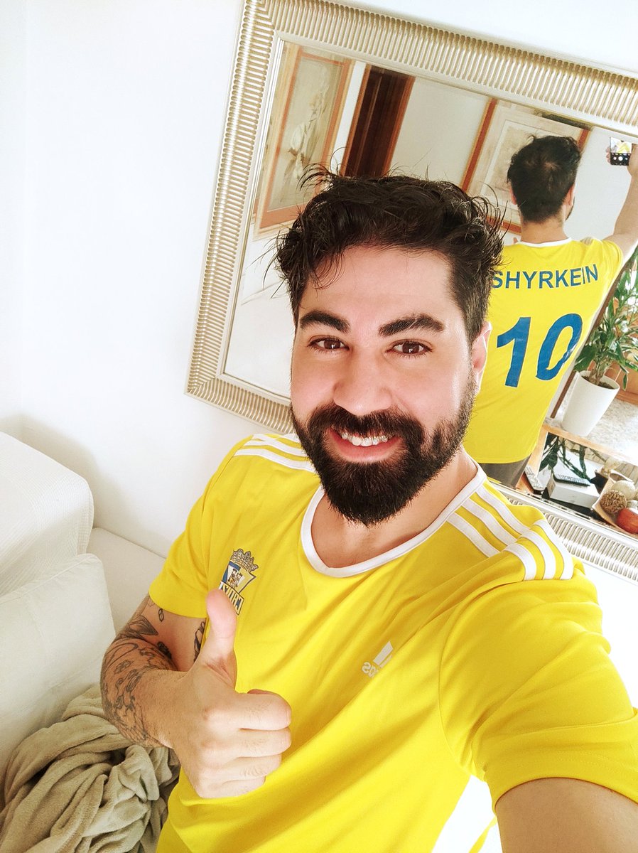 Ha sido ponerme la camiseta de mi <a href="/Cadiz_CFESports/">Cádiz CF eSports</a> y darme ganas hasta de volver.
Como voy a echar de menos a toda mi gente me cago en todo!! <a href="/Cadiz_CFESports/">Cádiz CF eSports</a> <a href="/VFOspain/">VFO España</a>