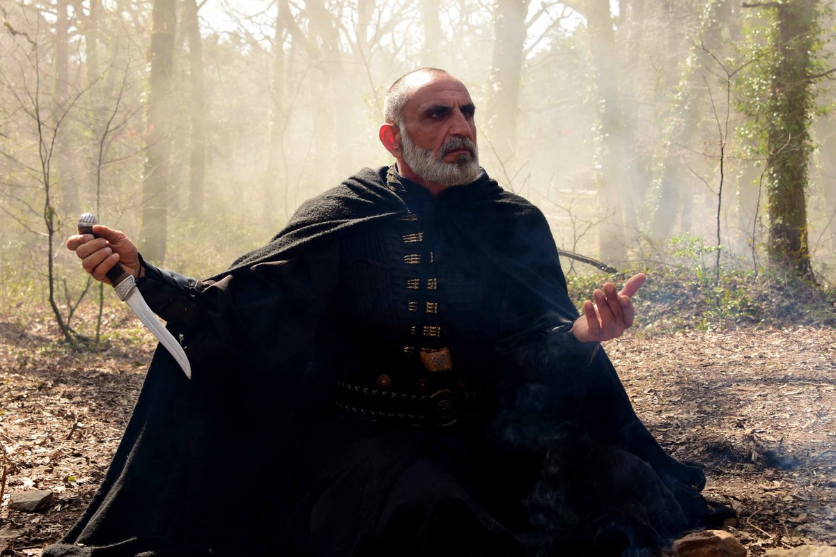 Sabbah, Selçuklu Devleti’ni büyük bir karmaşaya sürükleyebilecek olan sırrı nasıl kullanacaktır? Kınık Obası’nda Efruz’u tanıyacak olan Livya, Efruz ile Sabbah’ı ele verecek midir? Efruz ile Sabbah, Kınık Obası’ndan kaçmayı başarabilecek midir?
#UyanışBüyükSelçuklu | #UyanışEkibi