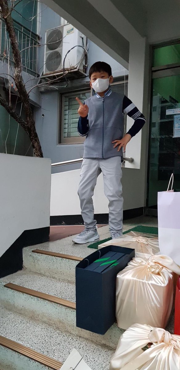SongManseTH's tweet photo. [Fantaken] รูปเดี่ยวเฮียมิงตอนแม่ๆ DC เอาของขวัญวันเกิดไปให้ค่ะ 🥰❤️

©️보행로88 via DCinside
https://t.co/Vxo5YwnsdH 

#daehanmingukmanse #songtriplets #minguk https://t.co/ur2cHVLyi7