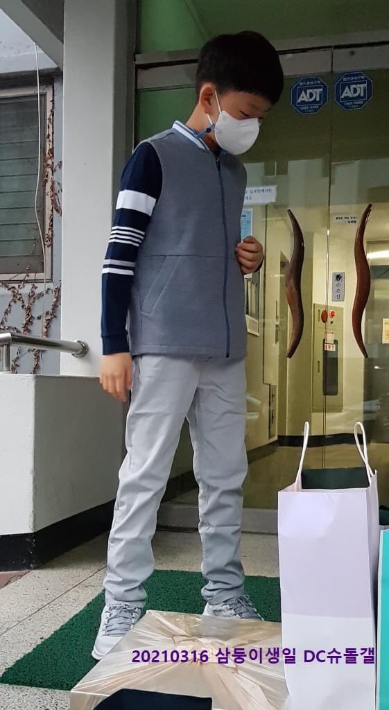 SongManseTH's tweet photo. [Fantaken] รูปเดี่ยวเฮียมิงตอนแม่ๆ DC เอาของขวัญวันเกิดไปให้ค่ะ 🥰❤️

©️보행로88 via DCinside
https://t.co/Vxo5YwnsdH 

#daehanmingukmanse #songtriplets #minguk https://t.co/ur2cHVLyi7