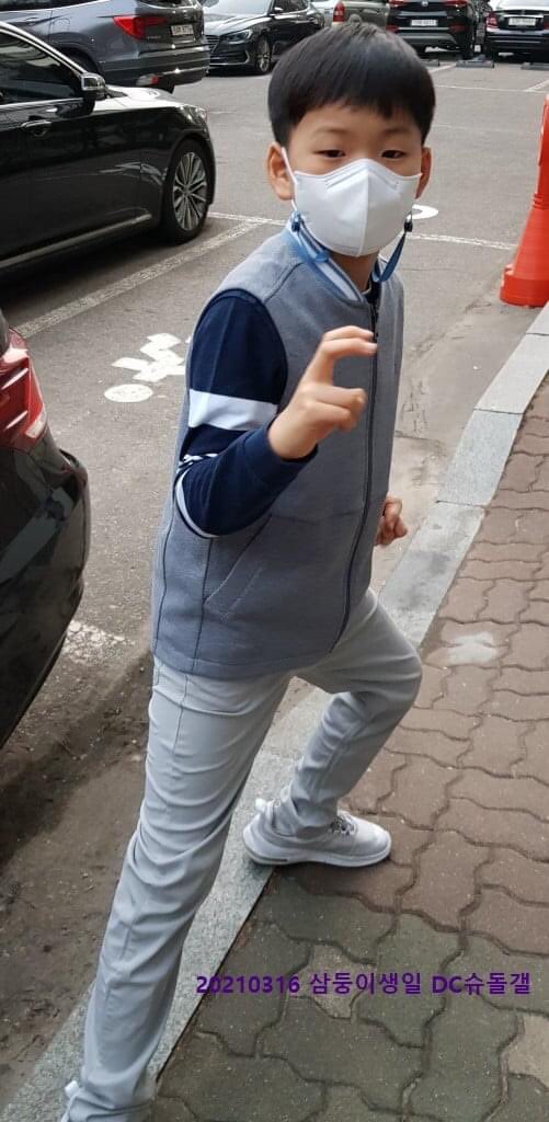 SongManseTH's tweet photo. [Fantaken] รูปเดี่ยวเฮียมิงตอนแม่ๆ DC เอาของขวัญวันเกิดไปให้ค่ะ 🥰❤️

©️보행로88 via DCinside
https://t.co/Vxo5YwnsdH 

#daehanmingukmanse #songtriplets #minguk https://t.co/ur2cHVLyi7