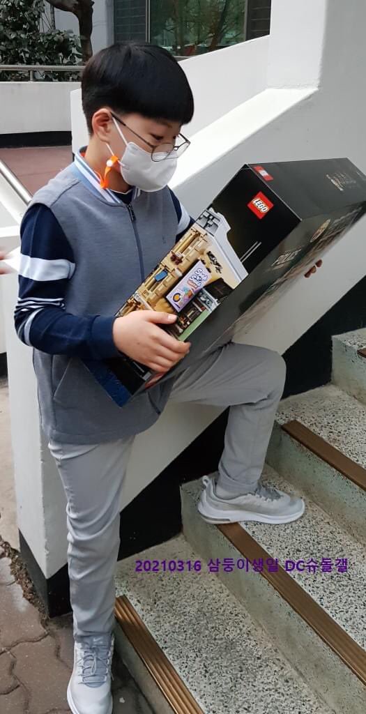 SongManseTH's tweet photo. [Fantaken] รูปเดี่ยวน้องเจะตอนแม่ๆ DC เอาของขวัญวันเกิดไปให้ค่ะ 🥰❤️ (2/2)

©️보행로88 via DCinside
https://t.co/Vxo5YwnsdH 

#daehanmingukmanse #songtriplets #manse #manseh #ทีมเจะ https://t.co/bx9qSVOyVI