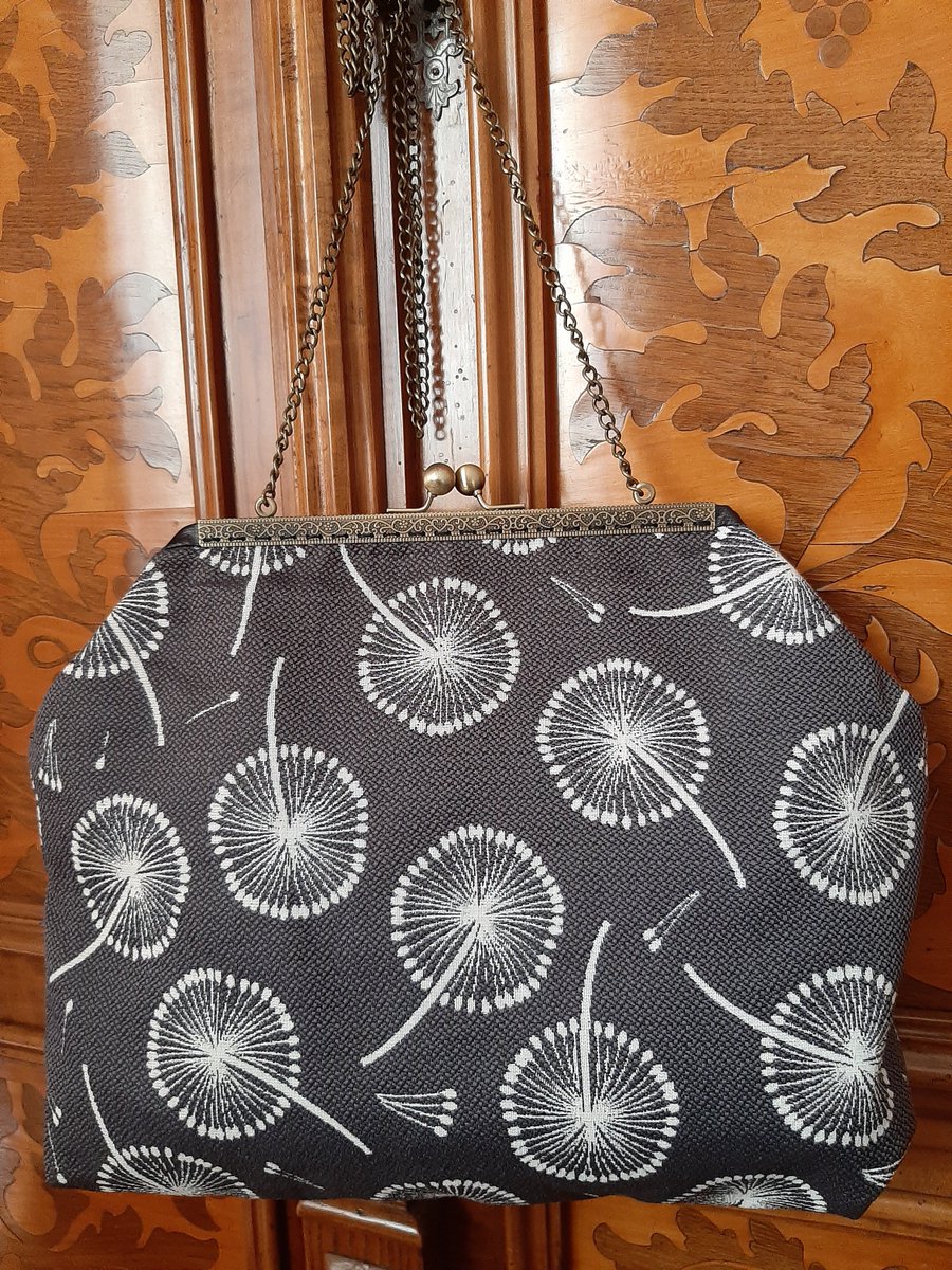 AArtfin's tweet photo. Chętnie udostępniam najnowszy produkt dodany do mojego sklepu #etsy: szara w dmuchawce torebka na ramię https://t.co/7gZp911iD6 #szary #biay #minimalizm #urodziny #popiel #dmuchawce #streetfashion #pojedynczyegzemplarz https://t.co/tD7u1Fj1uE