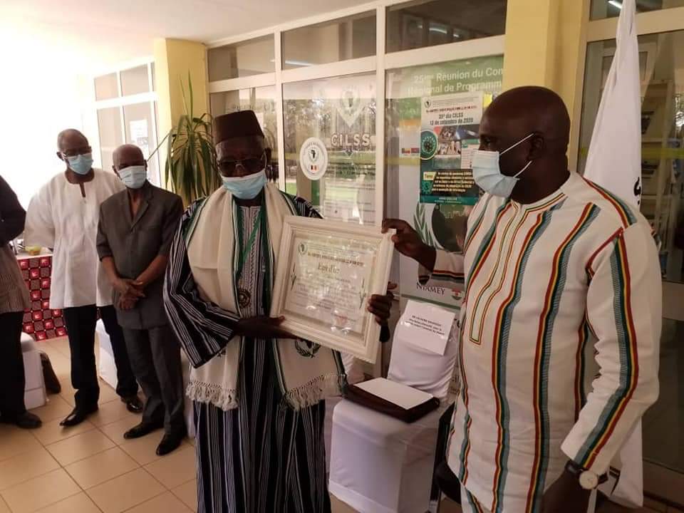 Baba Yacouba Savadogo, Prix Nobel Alternatif 2018 et Champion de la Terre 2020 Nations Unies, décoré par le <a href="/CILSSinfos/">CILSS</a> ce jour et fait Ambassadeur de l'Institution
Félicitations "Vaillant travailleur de la terre" Vive le #CILSS,  pour un Sahel résilient au changement climatique.