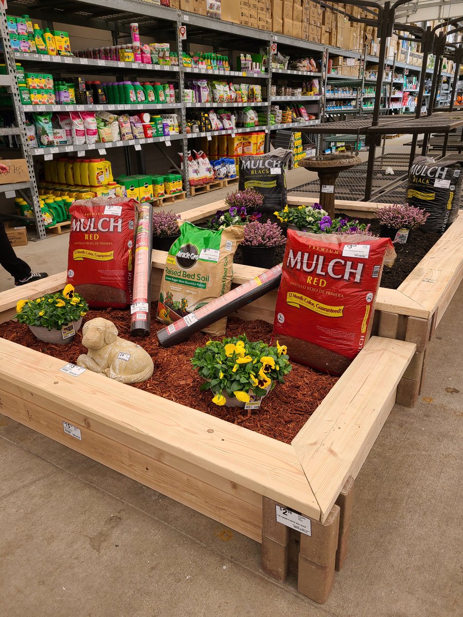 RChamberland2's tweet photo. Lowe's of Concord is ready for the weather!! Garden Gates are open & Spring is in the air 💙☀️🌱🌷💜
We are still hiring for the season! Come be part of a winning team!
@gaudette_randy @jamie_lutsko
#R18SpringHire #lowes #team2617 #district1291 #joinmyteam #teamwork #allin https://t.co/kIlxpoggMD