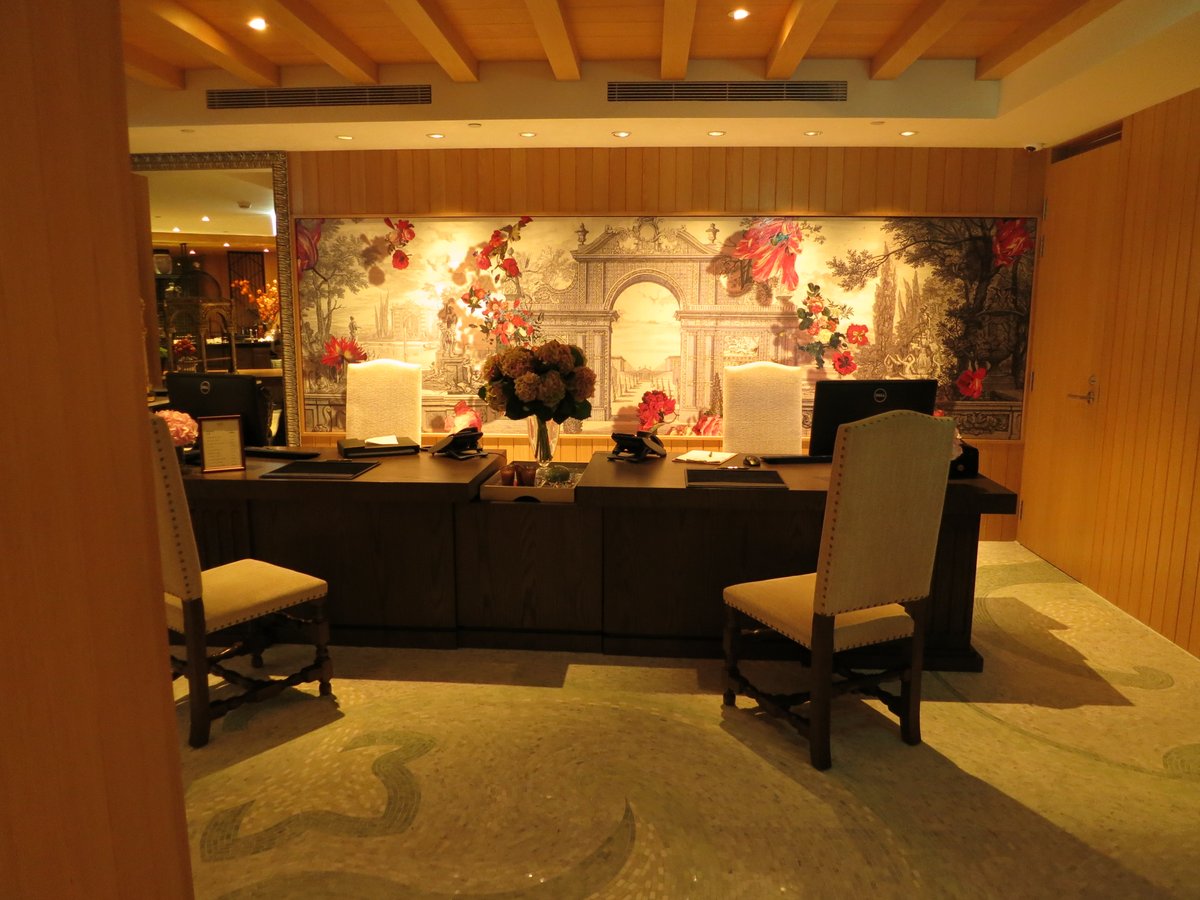 Luxe Hotel Report 至福のクラブラウンジ 松山空港も徒歩圏のエリアに建つマンダリンオリエンタル台北 6階のクラブラウンジはスパに隣接した静かな場所にあり 外観と同じヨーロッパ調のエレガントな雰囲気 広いテラスを備えていて 食事メニューも