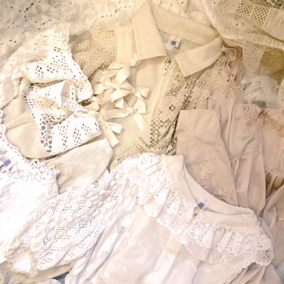 Meno_harajyuku's tweet photo. 💐New brand💐

本日新しくMenoに仲間入りしたSHINPINのお洋服が入荷しました🕊♡

古着を解体・組み合わせて新品のお洋服のように再構築されたme-menoとはまた違った雰囲気のリメイクブランドです♡

Meno仕様にとっても可愛く作ってくれました🥰

明日から販売＆ご紹介致しますのでお楽しみに…💐♡ https://t.co/Zn2Tc6OWrp