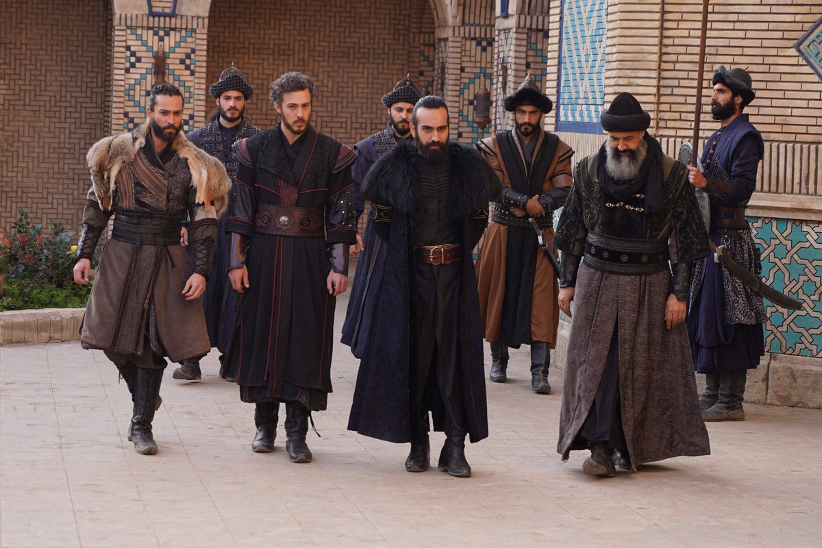 Diğer taraftan çalınan takvim meselesinin açığa kavuşturulması için bizzat çalışacak olan Nizamülmülk, Fida’nın ihanetini nasıl deşifre edecektir? Nizamülmülk, bu takvim üzerinden Bedrülcemali ve Sabbah’a ulaşmayı başarabilecek midir?

#UyanışBüyükSelçuklu | #UyanışEkibi