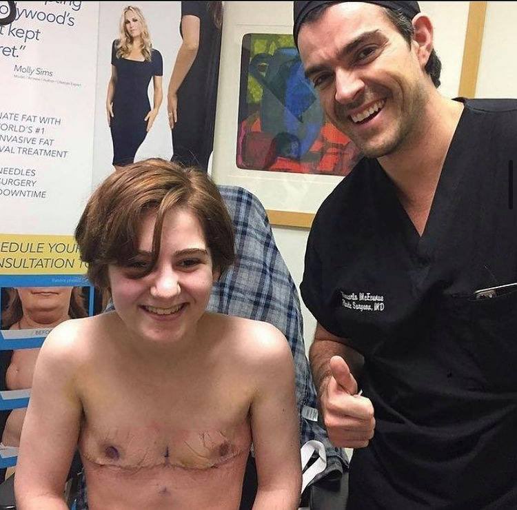 Naces niña. Y el mundo te dice que hay cosas vetadas para ti. “No corras”,”no subas ahí”.”No seas mandona”,”no seas marimacho”. Sientes que no encajas, que algo falla. Entonces ves en internet la solución: Naciste en el cuerpo equivocado. La solución es por tanto”cambiarte”.