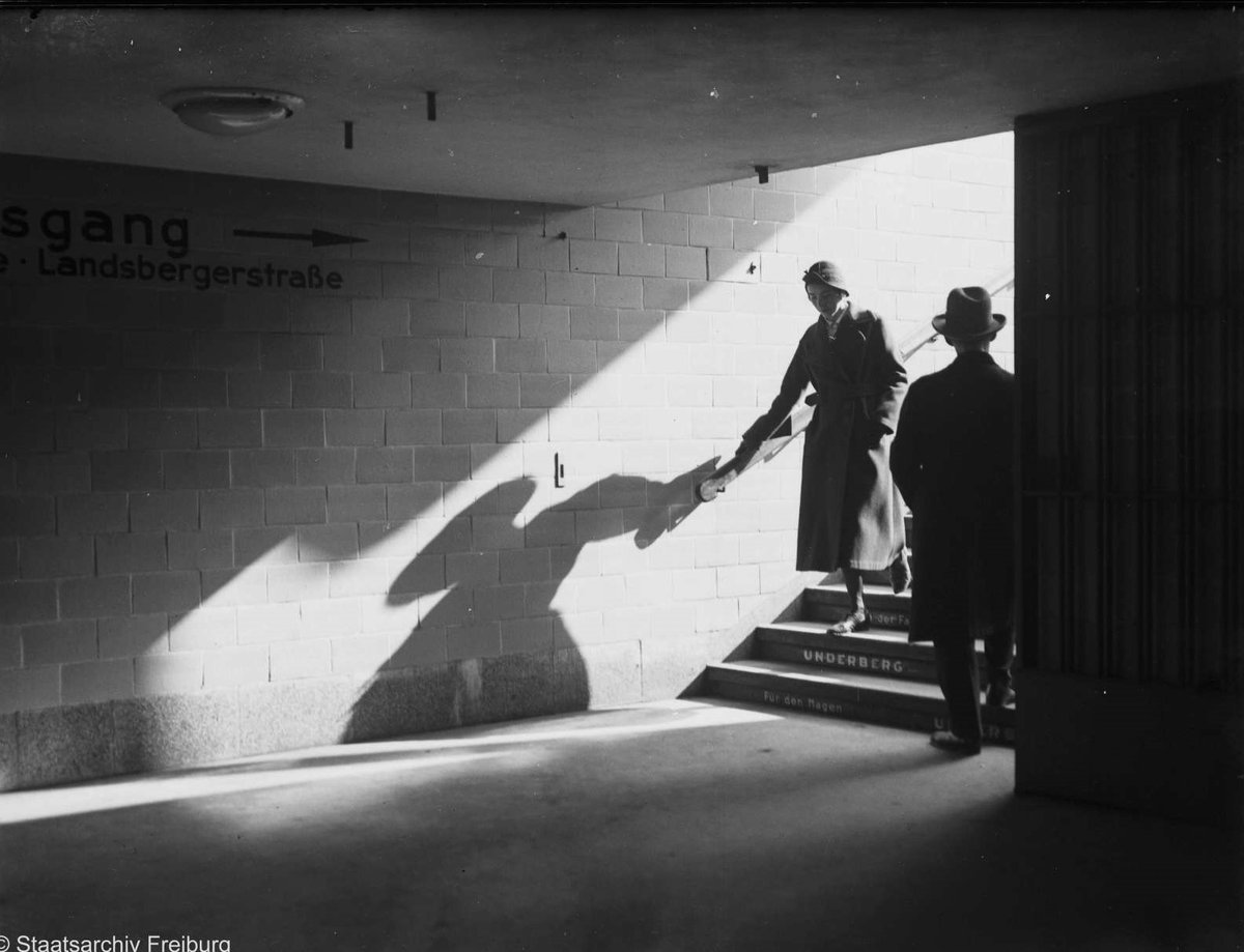 kreuzberged's tweet image. Today is a perfect day to bring back one of the most wonderful #Berlin photos of the early 1930s: Willy #Pragher's shot of the entrance to U-Bhf #Alexanderplatz (from the collection of @LandesarchivBW).

More about it in my new post
 
kreuzberged.com/2021/03/26/ber…