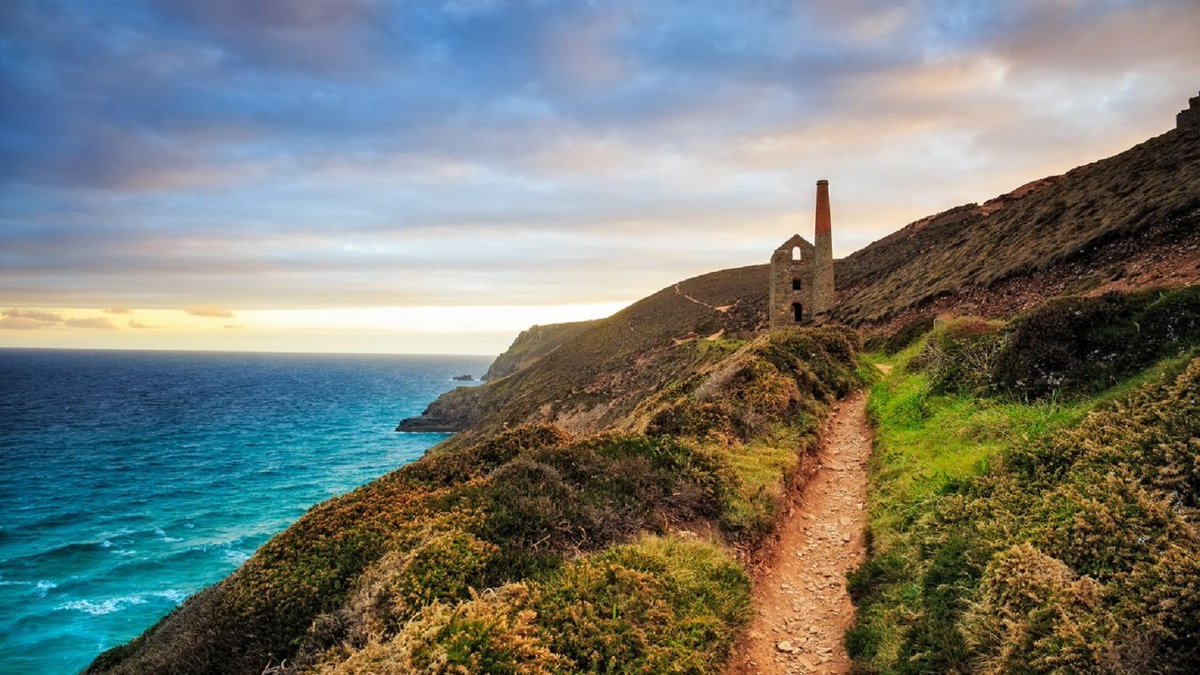 Western coast. South West Coast Path. South Coast of England. Cornwall Coast Path. Возвышенный мыс.