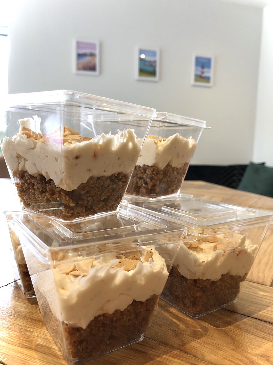 🍒Cherry Bakewell cheesecake pots, topped with toasted almond flakes 😍 If you could put your favourite bake into a cheesecake, what would it be..? #Giveusyourthoughts #Bakewellcheesecake #Homebakes #CountryTeas #deliveredtoyourdoor #cardiff #afternoontea
