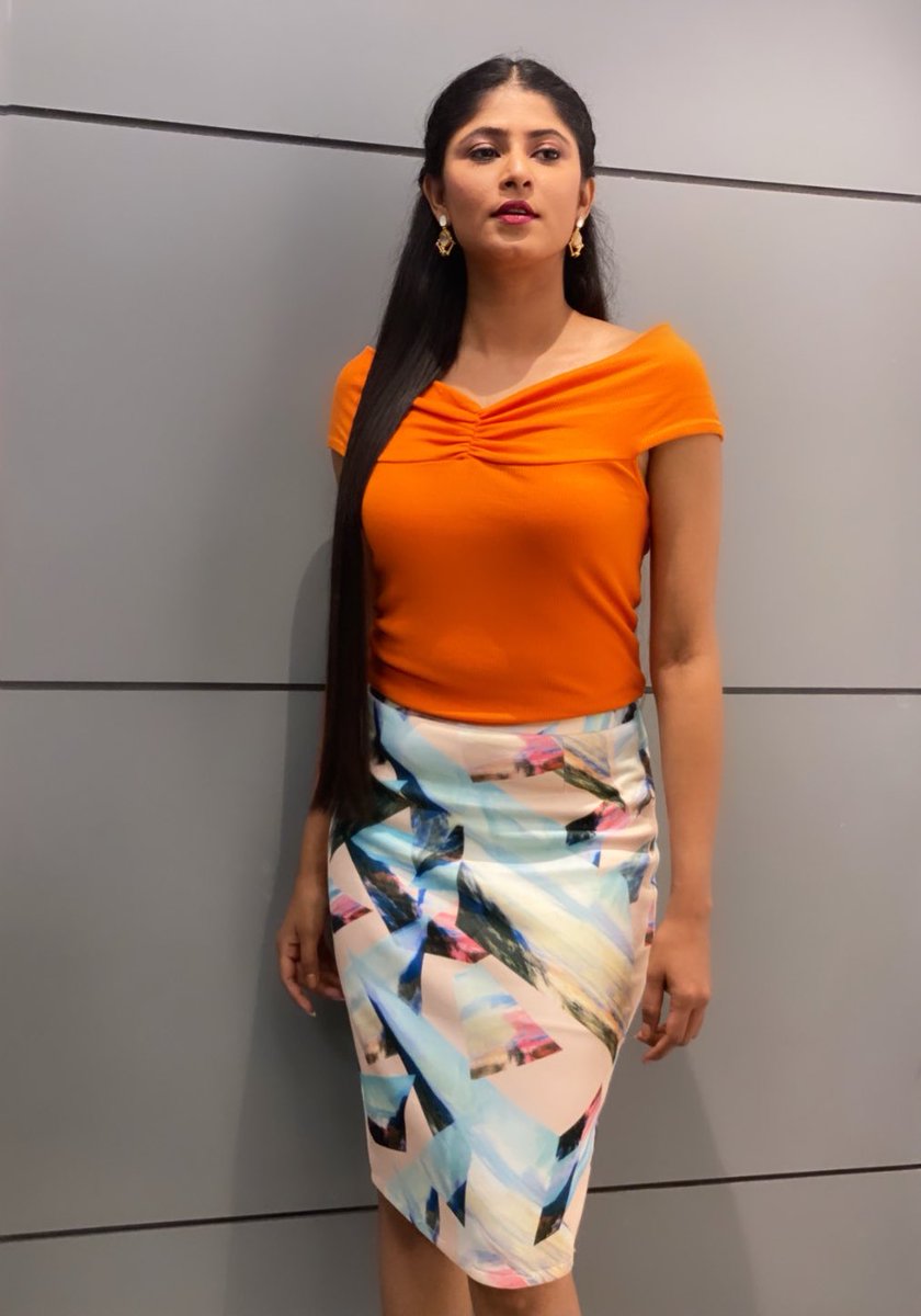 thenehachowdary's tweet photo. @indiancricketteam VS @englandcricket who is going to take the lead.

#indiavsengland #indvseng #cricket #odi #indiacricketteam #byjuscricketlive #live  #anchornehachowdary #anchorneha #iplanchor #sportspresenter #sportsanchor #klrahul #krunalpandya #prasidhkrishna #ViratKohli https://t.co/gZRClU7ac7