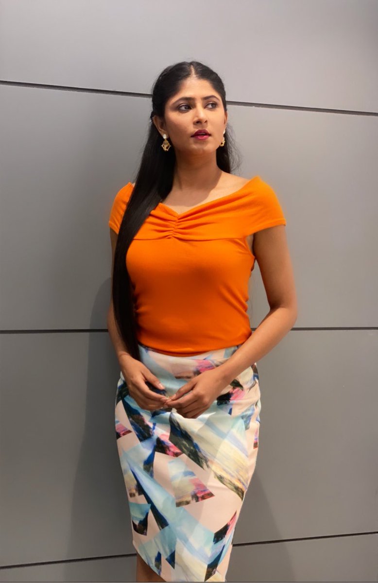 thenehachowdary's tweet photo. @indiancricketteam VS @englandcricket who is going to take the lead.

#indiavsengland #indvseng #cricket #odi #indiacricketteam #byjuscricketlive #live  #anchornehachowdary #anchorneha #iplanchor #sportspresenter #sportsanchor #klrahul #krunalpandya #prasidhkrishna #ViratKohli https://t.co/gZRClU7ac7