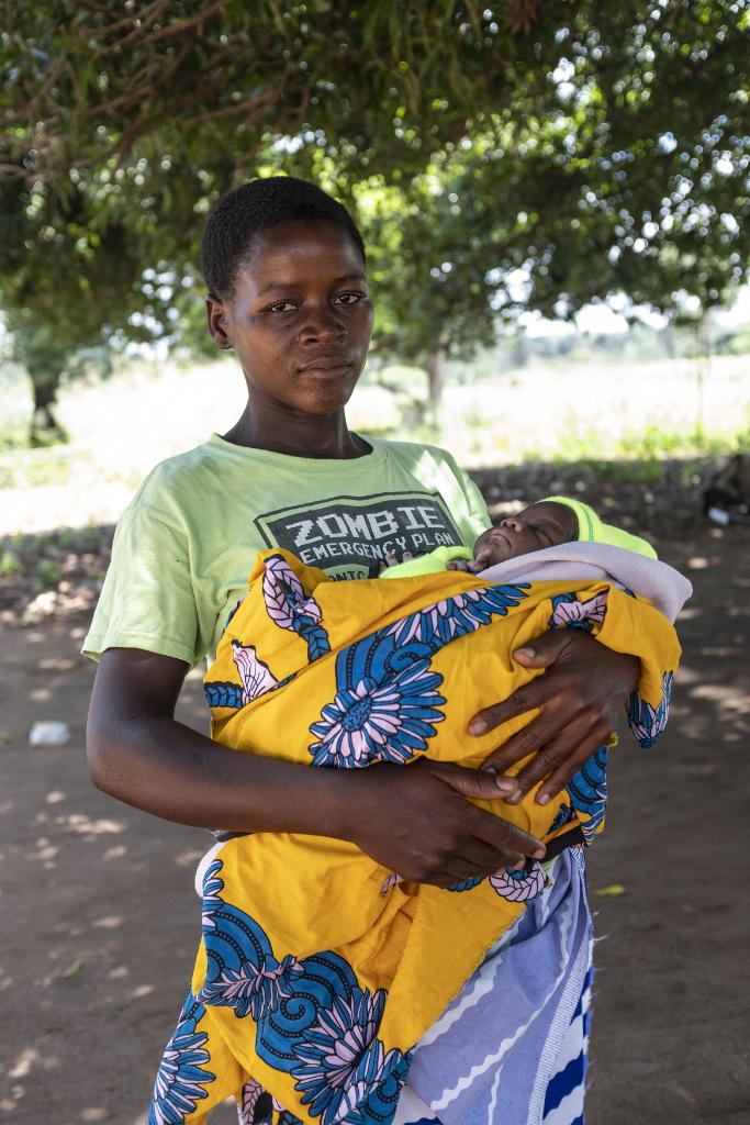 CICV_pt's tweet photo. Quando o #CicloneIdai devastou Moçambique e destruiu clínicas e outros edifícios, há dois anos, mulheres grávidas não tinham onde fazer pré-natais ou dar à luz a seus filhos.
Nós reconstruímos e ampliamos clínicas para que elas pudessem ter atendimento médico e parto seguro. https://t.co/jYA0cXcFXr
