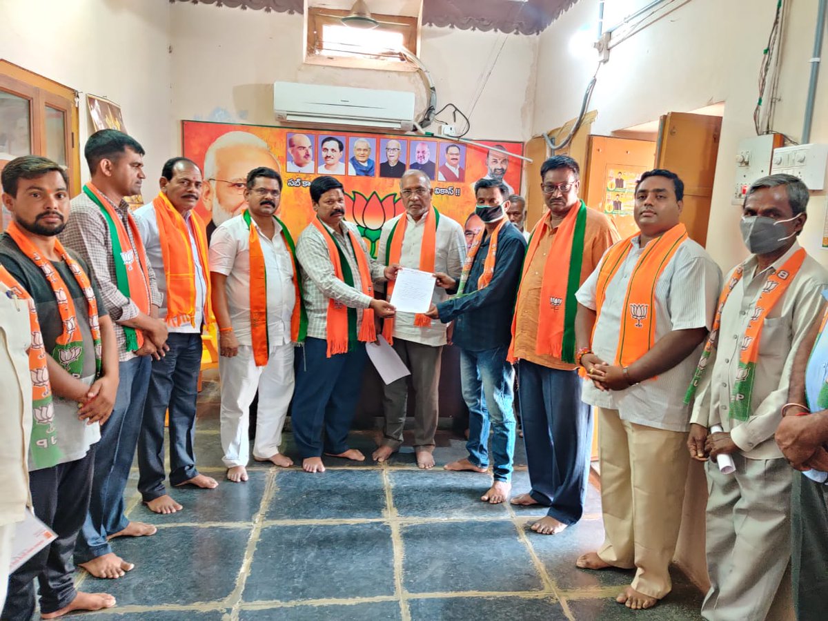 RajavardhanBJP's tweet photo. ఈరోజు(26-3-2021) ఉదయం మా భారతీయ జనతా పార్టీ వనపర్తి జిల్లా కార్యాలయంలో వనపర్తి జిల్లా మైనార్టీ మోర్చా అధ్యక్షుడు M.D.కరీం నా సమక్షంలో మైనార్టీ మోర్చా నూతన కమిటీని ప్రకటించాడు 
 💐నూతన వనపర్తి జిల్లా మైనార్టీ మోర్చా పదాధికారుల అందరికీ ఆర్థిక శుభాకాంక్షలు💐 https://t.co/7TcBjAuvmM