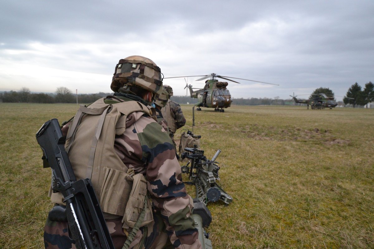 CDC3RAMa's tweet photo. La batterie sol-air du #3RAMa à l'entraînement dans les plaines de Champagne. L'exercice #AXONA mené par la #6BLB simule un combat de haute intensité face à un adversaire robuste et déterminé.
Opération héliportée au profit de nos bigors pour défendre un site d'une menace 3D. https://t.co/QGSAxbFFwA